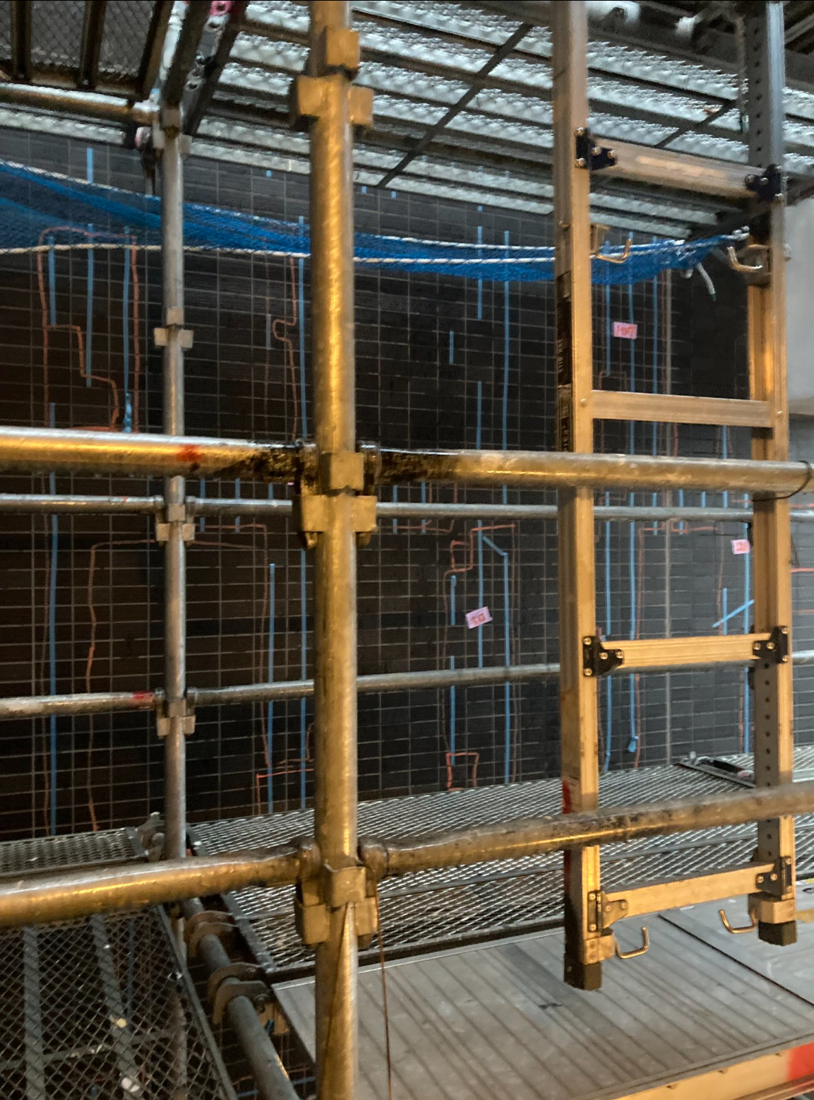 外壁の浮き工事中